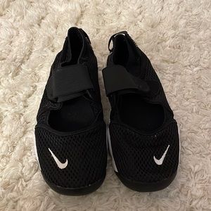 Nike Rift size 5Y/7W black and white